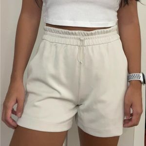❤️ Lululemon Softstreme Short Size 6 Bone NWOT